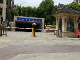 張家港伊頓花園別墅現(xiàn)場(chǎng)案例車牌識(shí)別加廣告道閘，人行通道閘（護(hù)外人臉識(shí)別加擺閘