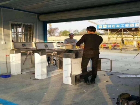 江蘇南京鼓樓區(qū)某工地現(xiàn)場橋式三輥閘、擺閘案例